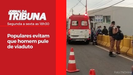Populares evitam que homem pule de viaduto