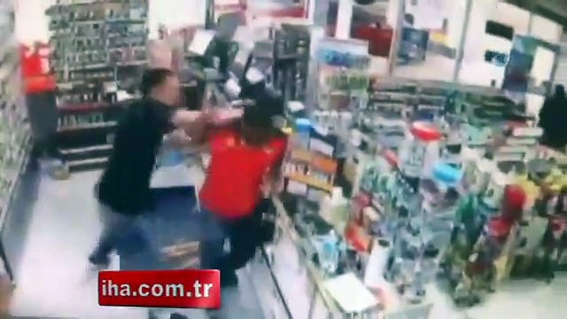 Kasiyeri bıçakladı, kasayı boşalttı!