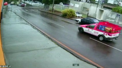 Câmera registra colisão entre Uno e Logan no cruzamento das Ruas Cuiabá e General Osório; Veja o vídeo