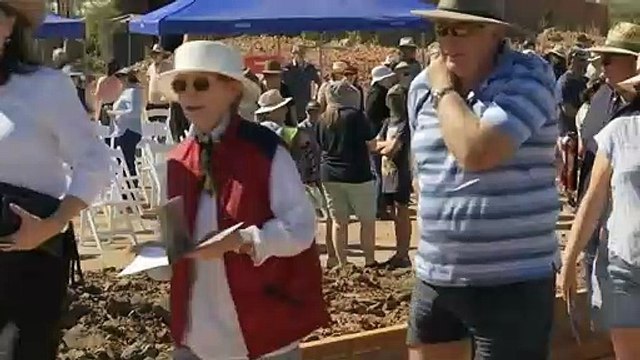 Tourists are flocking to outback Queensland to see the footprints and fossils of prehistoric creatures.