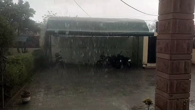 तूफानी बारिश में उड़ा पाइप, क्षतिग्रस्त हुआ मकान