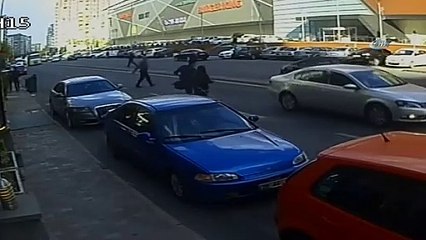 Çantasını almak isterken ölümden döndü!