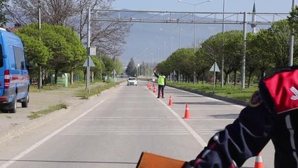 Video herunterladen: Son dakika! Jandarma ve polis sürücülere bayram çikolatası ikram etti