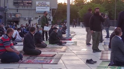 AFYONKARAHİSAR - Ramazan Bayramı namazı Kovid-19 tedbirleriyle kılındı