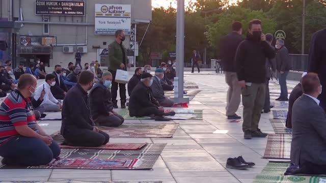 AFYONKARAHİSAR - Ramazan Bayramı namazı Kovid-19 tedbirleriyle kılındı