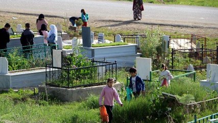 Yasağa rağmen bayram sabahı mezarlığa gittiler