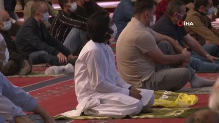 Başkent'te sosyal mesafeli bayram namazı