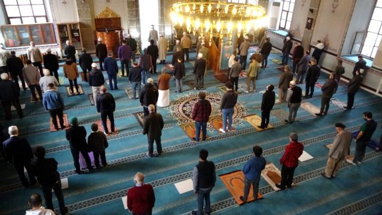 Denizli'de bayram namazı korona virüs tedbirleriyle kılındı- Ramazan Bayramı kentte huşu içerisinde kılındı