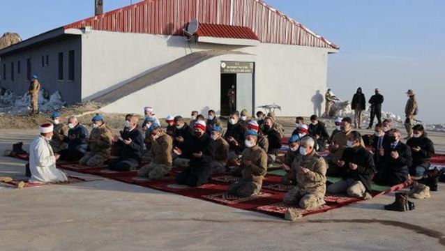 İçişleri Bakanı Süleyman Soylu, bayram namazını Düz Tepe Üs Bölgesi'nde kıldı