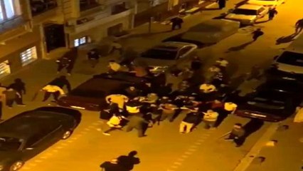 Son dakika haber... "Laf atma" kavgası meydan savaşına döndü, eline sopayı alan kavgaya koştu...Taşlı sopalı kavga kamerada