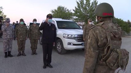 Bakan Akar Şırnak'ta Pençe-Şimşek ve Pençe-Yıldırım operasyonlarını sevk etti, askerlerle iftar yaptı