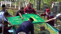 Οι Ρώσοι αποτίουν φόρο τιμής στα θύματα της επίθεσης σε σχολείο της πόλης Καζάν