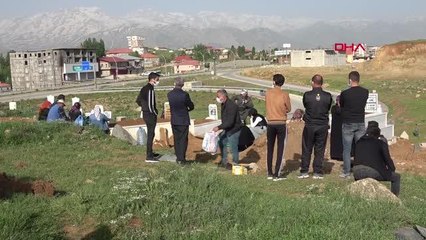 HAKKARİ YASAĞA RAĞMEN BAYRAM SABAHI MEZARLIĞA GİTTİLER