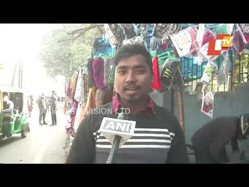 Buyers Throng Markets For Christmas Celebration