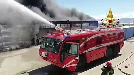 Download Video: Deposito in fiamme nella zona industriale di Cagliari, Mezzo speciale Poseidon interviene per spegnere le fiamme