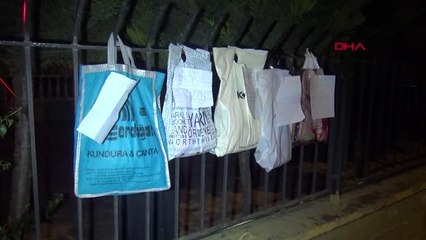 ÇOCUKLAR CAMİ DUVARINA İHTİYAÇ SAHİBİ YAŞITLARI İÇİN KIYAFET ASTI