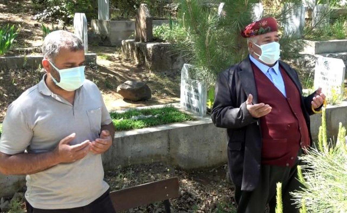 Son dakika... 28 yıldır her bayram önce şehit çocuklarının kabrini ziyaret ediyor