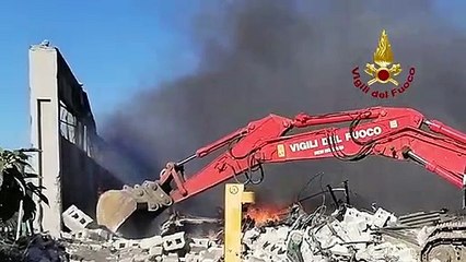 Escavatore del nucleo GOS (Gruppo Operativo Speciale) intervniene nel corso di un incendio avvenuto a Cagliari