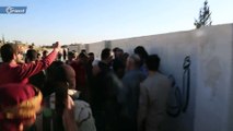لحظة الإفراج عن أسرى معتقلين لدى مخابرات أسد في منطقة الباب بريف حلب