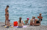 Antalya'da turistler sahili doldurdu