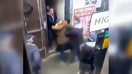 Londra'da Müslüman kadına alçak saldırı!