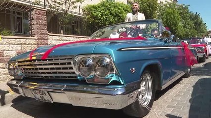 Fatih Belediyesinden klasik otomobiller eşliğinde bayram kutlaması