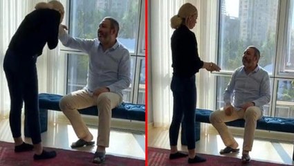 Eşinin elini öpen şarkıcı Petek Dinçöz, bayram harçlığı aldı