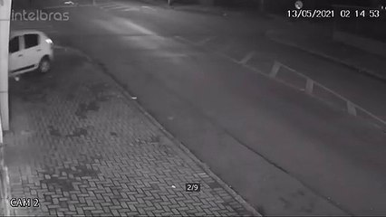Câmera flagra carro invadindo imóvel no Bairro Neva, na madrugada