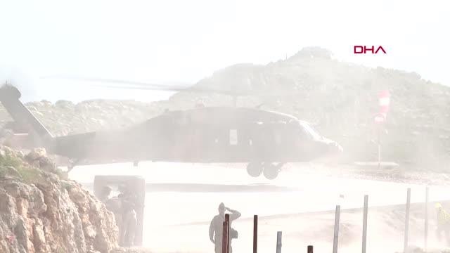 ANKARA Bakan Akar beraberindeki TSK komuta kademesi ile sınırın sıfır noktasındaki üs bölgelerinde görevli Mehmetçik ile bayramlaştı