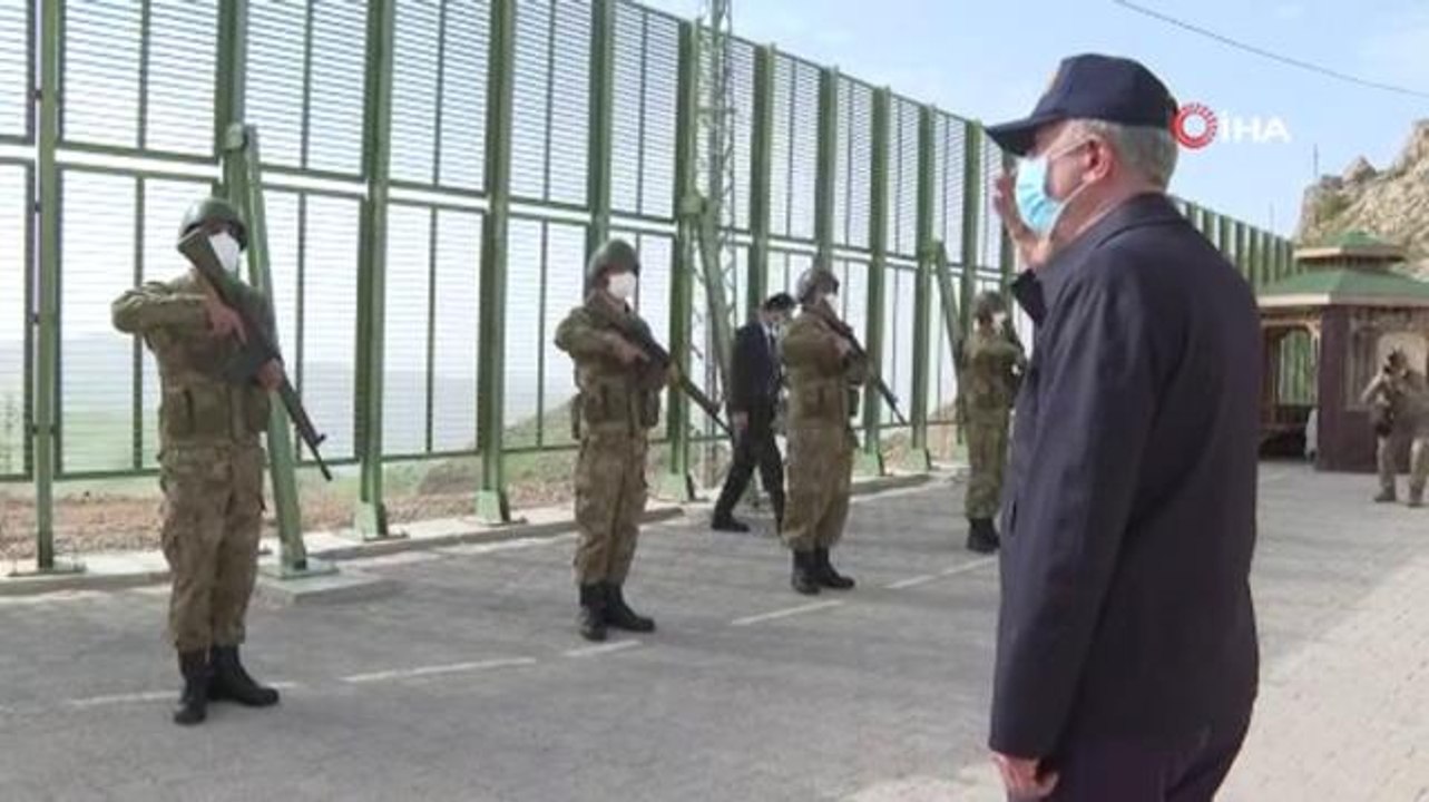 Son dakika haber... Bakan Akar, sınırın sıfır noktasındaki üs bölgelerinde Mehmetçik ile bayramlaştı