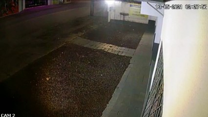 Nova imagem mostra motorista de Sandero invadindo imóvel na Região do Bairro Neva