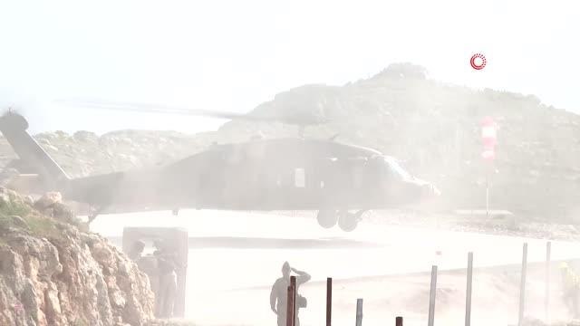 Bakan Akar, sınırın sıfır noktasındaki üs bölgelerinde görevli Mehmetçik ile bayramlaştı