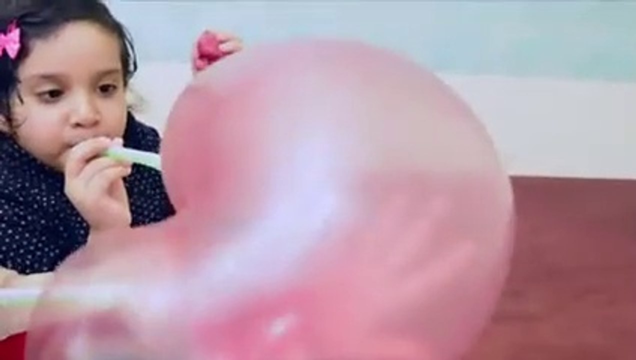 تحدي من يصنع أكبر بالونة سلايم مع أختي الصغيرة ؟ سوينا أكبر بالونة سلايم __ و كيفية صنع سلايم عملاق