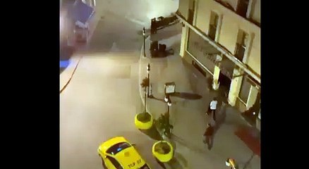 Yere yatırdıkları vatandaşa şiddet uygulayan bekçiler, müdahale etmek isteyen kişiyi kovalayarak havaya ateş açtı