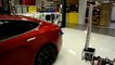 Tesla présente un chargeur à rallonge robotisée pour branchement automatique.