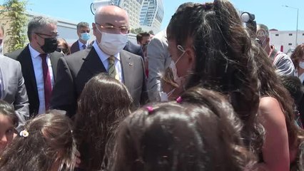 Vali Köşger, konteyner kentteki depremzedelerle bayramlaştı