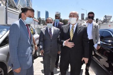 İZMİR VALİSİ, DEPREMZEDELERLE BAYRAMLAŞTI