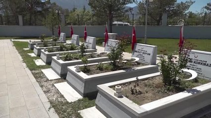 Ramazan Bayramı'nın ilk günü şehitlik ziyaretleri yapıldı