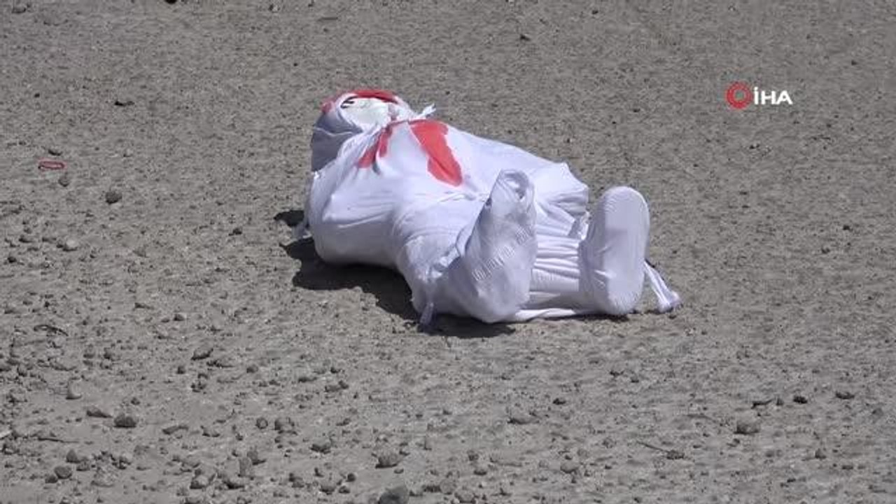 ABD Konsolosluğu önüne kanlı oyuncak bebek bırakıldı