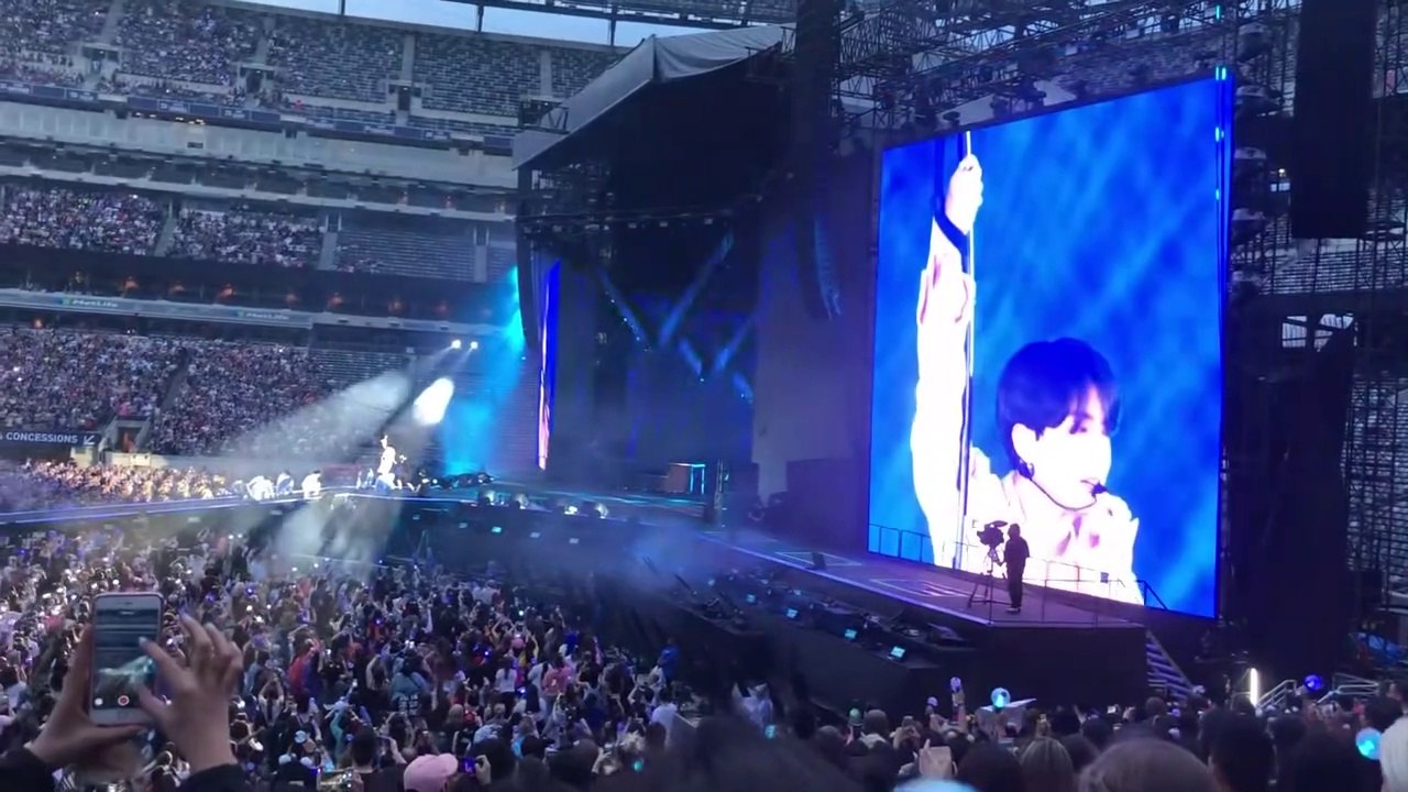 Jimin sings backup vocals for Jungkook Euphoria!