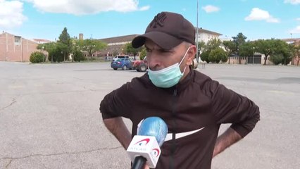 Las calles de Aitona se llenan de temporeros en busca de trabajo