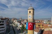 Tarihi Saat Kulesi'ne Doğu Türkistan ve Filistin bayrağı asıldı