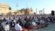 Bayram namazı için toplanan Libyalılar İsrail saldırılarını protesto etti