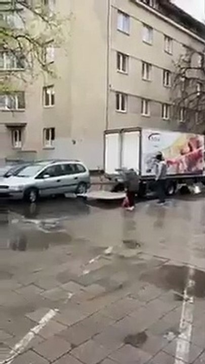 Il aide une grand-mère à regagner sa voiture av...