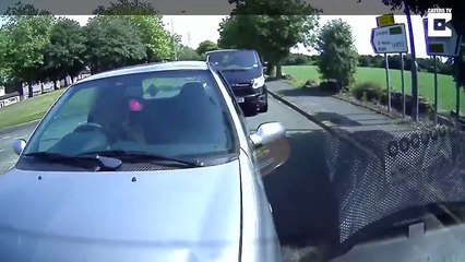 Kadın şoför cep telefonuna daldı öndeki araca çarptı!