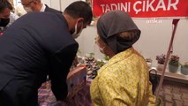 İzmir Valisi Köşger depremzeleri ziyaret etti… Vali bir sordu, bin ah işitti…