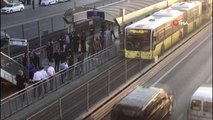 Haramidere metrobüs durağında iddiaya göre bir şahıs, Avcılar istikametinde ilerleyen bir metrobüsü rehin aldı.