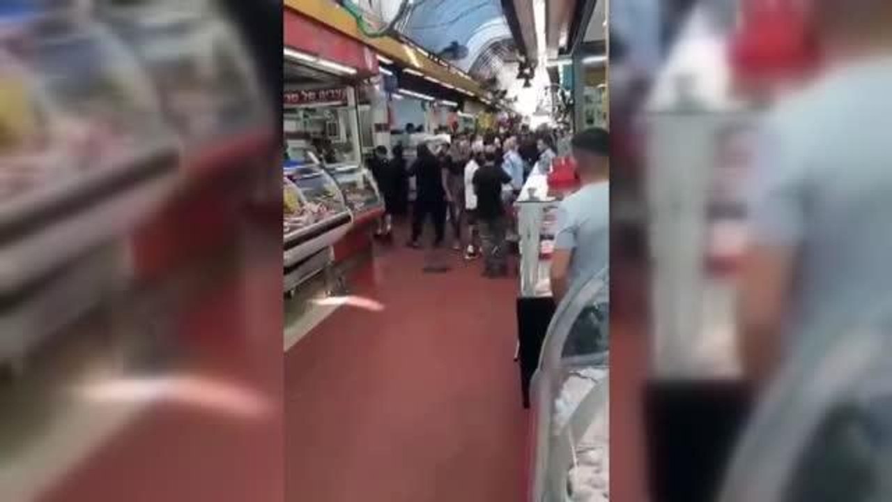 Aşırı sağcı Yahudiler, Batı Kudüs'te bir halk pazarında "Araplara ölüm" sloganı atarak yürüdü