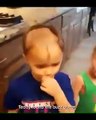 Cet enfant attrape la tondeuse, se rase la tête et celle de sa petite soeur... Oups