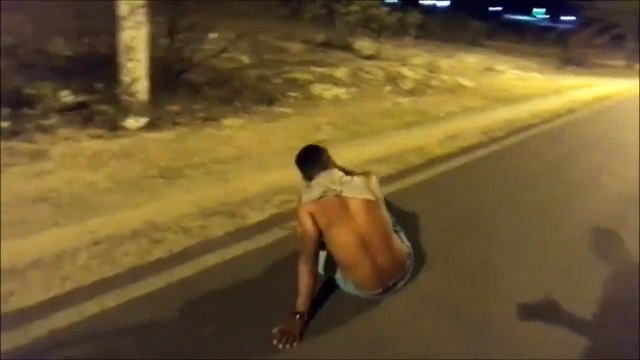 Il éteint tout le quartier en 1 coup de poing